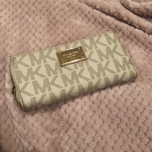 MK White Wallet